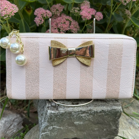 Betsey Johnson glitter stripe Bow Clutch - Picture 1 of 14